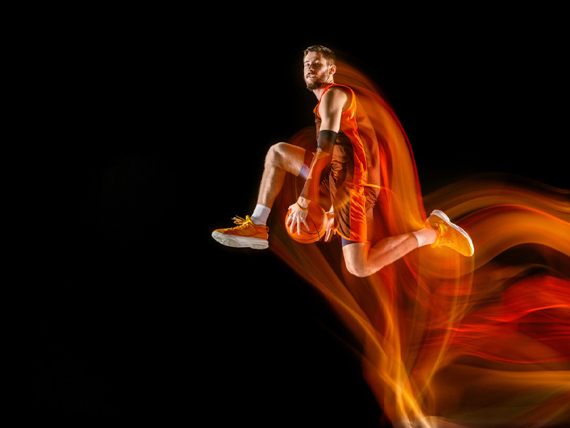 湖人再勝火箭賽后詹姆斯與好友擁抱寒暄